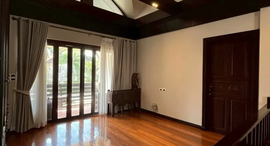 For rent 6 bedrooms villa in Bang Lamung, Chonburi