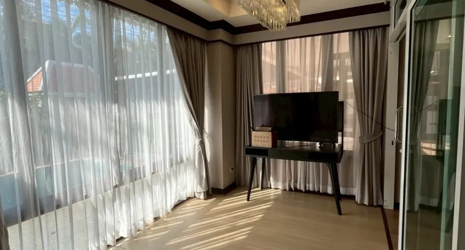 For rent 6 bedrooms villa in Bang Lamung, Chonburi
