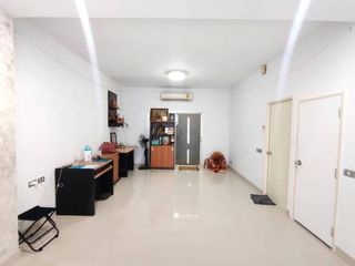 Casa adosada en venta de 3 habitaciones en Thung Khru, Bangkok