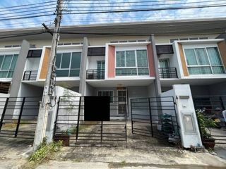 Casa adosada en venta de 3 habitaciones en Thung Khru, Bangkok