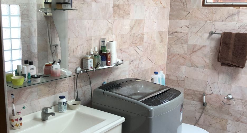 For sale 3 bedrooms house in Chaturaphak Phiman, Roi Et