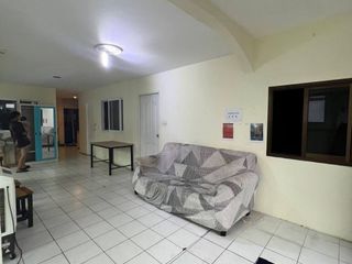 À vendre 5 chambres maison de ville à Bang Lamung, Chonburi