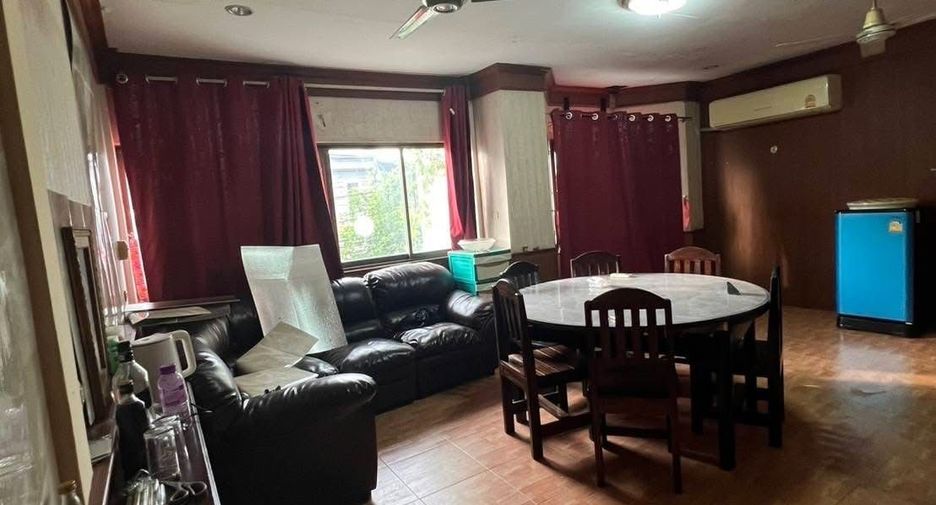 For sale 5 ベッドルーム townhouse in Bang Lamung, Chonburi