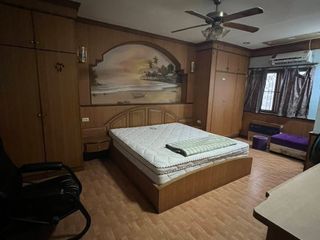 À vendre 5 chambres maison de ville à Bang Lamung, Chonburi