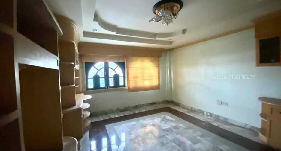 Haus zum Kauf mit 9 Zimmer in Si Racha, Chonburi
