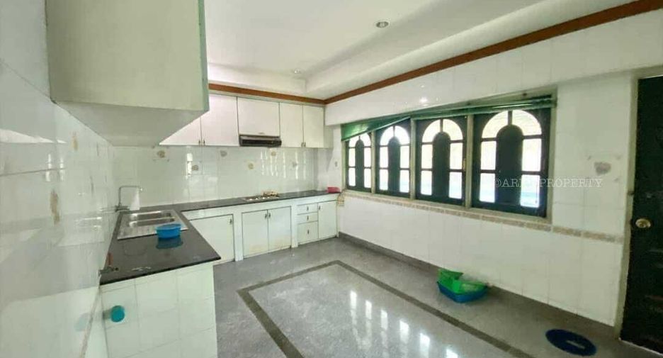 Casa en venta de 9 habitaciones en Si Racha, Chonburi