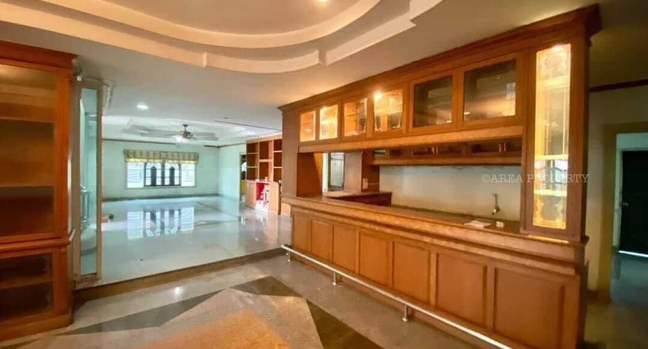 Haus zum Kauf mit 9 Zimmer in Si Racha, Chonburi