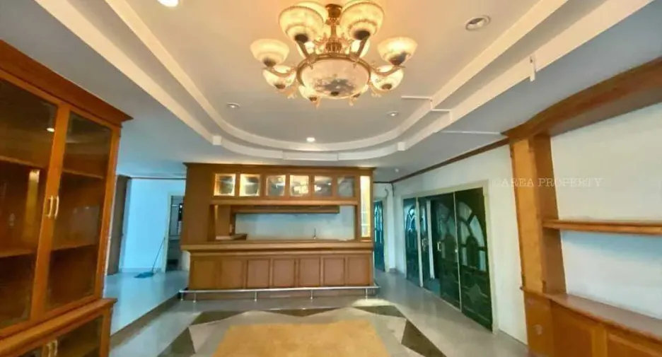 Haus zum Kauf mit 9 Zimmer in Si Racha, Chonburi
