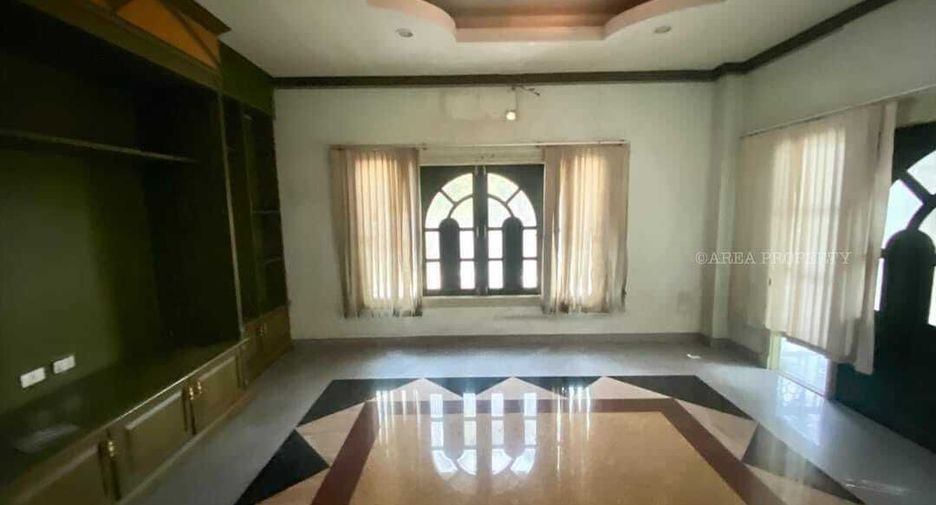 Haus zum Kauf mit 9 Zimmer in Si Racha, Chonburi