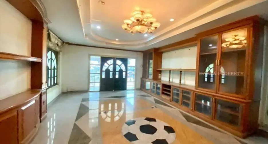 Haus zum Kauf mit 9 Zimmer in Si Racha, Chonburi