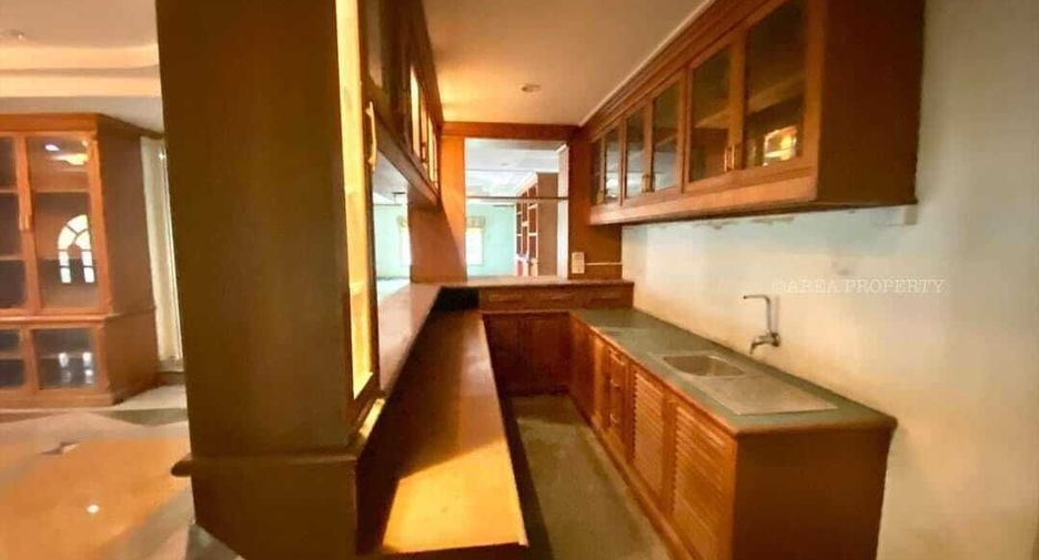 Haus zum Kauf mit 9 Zimmer in Si Racha, Chonburi