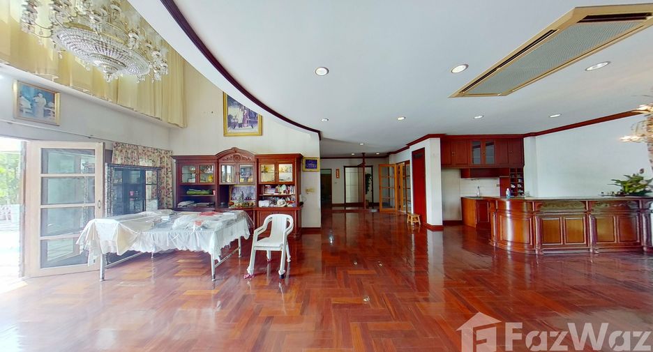 Haus zum Kauf mit 8 Zimmer in Phra Khanong, Bangkok