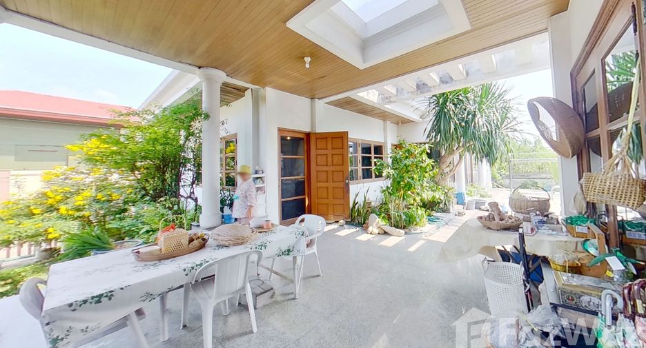 Haus zum Kauf mit 8 Zimmer in Phra Khanong, Bangkok