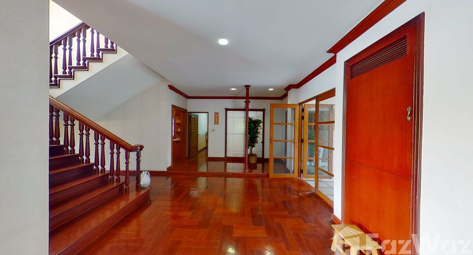 Haus zum Kauf mit 8 Zimmer in Phra Khanong, Bangkok