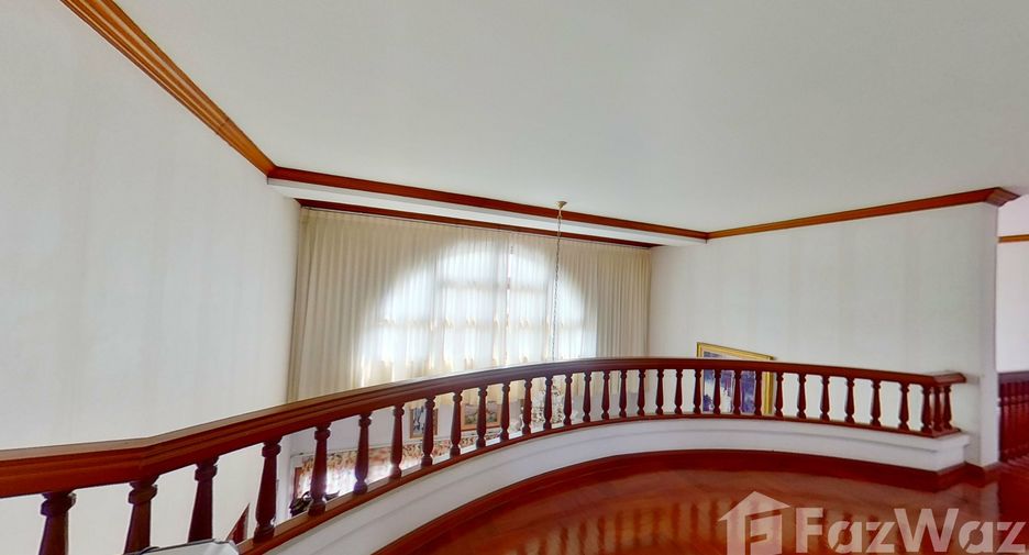 Haus zum Kauf mit 8 Zimmer in Phra Khanong, Bangkok
