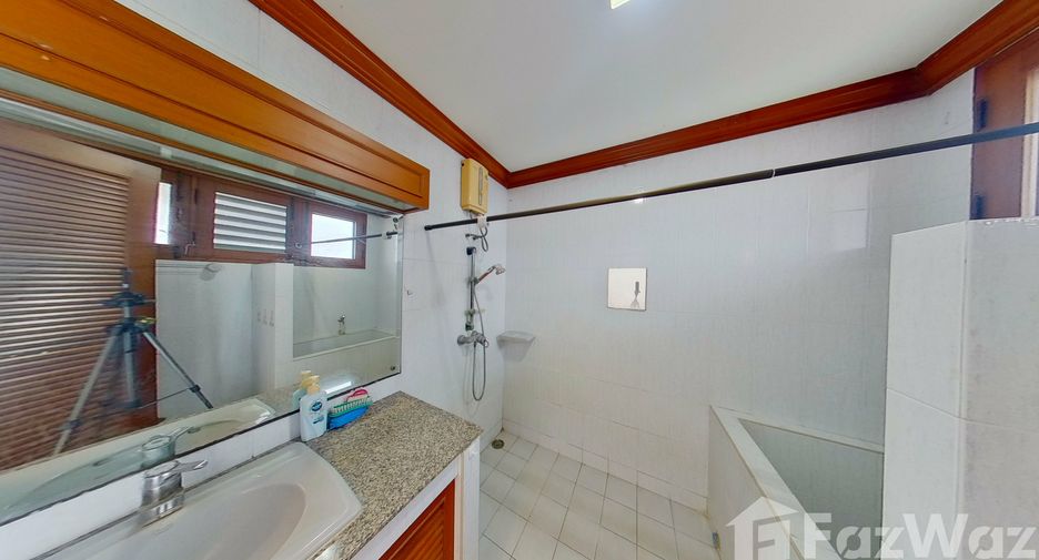 Haus zum Kauf mit 8 Zimmer in Phra Khanong, Bangkok