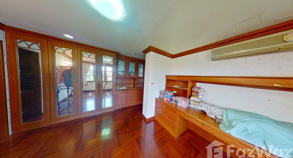 Haus zum Kauf mit 8 Zimmer in Phra Khanong, Bangkok