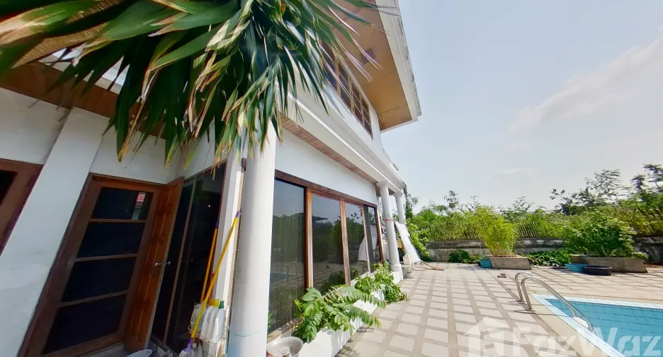 Haus zum Kauf mit 8 Zimmer in Phra Khanong, Bangkok