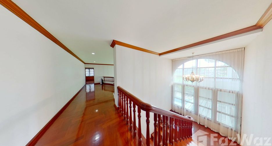 Haus zum Kauf mit 8 Zimmer in Phra Khanong, Bangkok