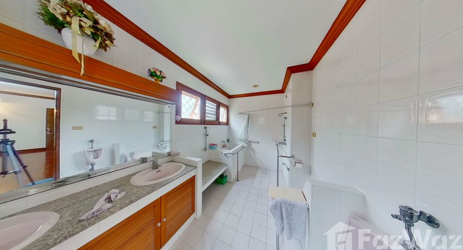 Haus zum Kauf mit 8 Zimmer in Phra Khanong, Bangkok