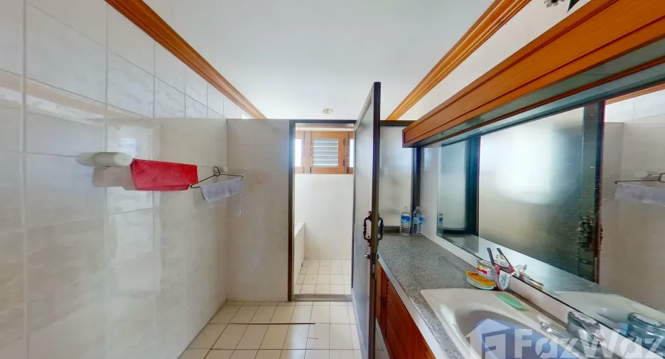 Haus zum Kauf mit 8 Zimmer in Phra Khanong, Bangkok