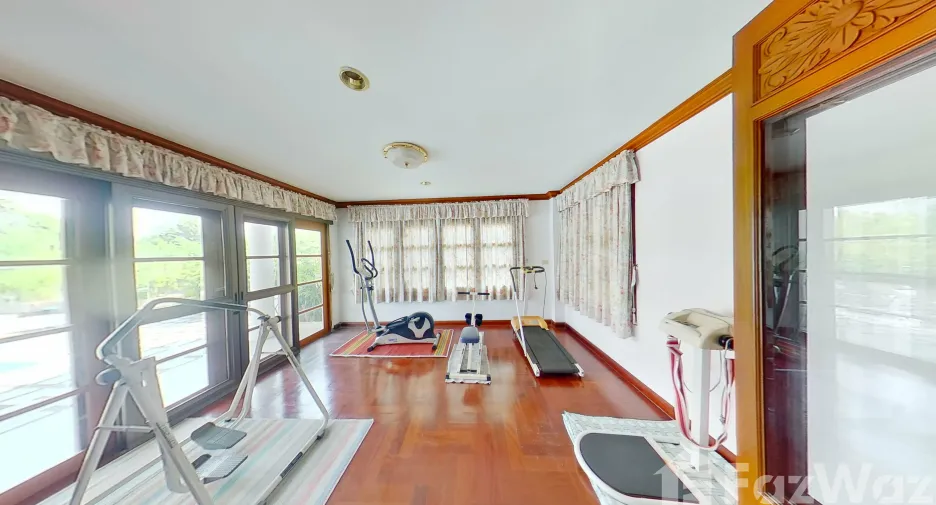 Haus zum Kauf mit 8 Zimmer in Phra Khanong, Bangkok