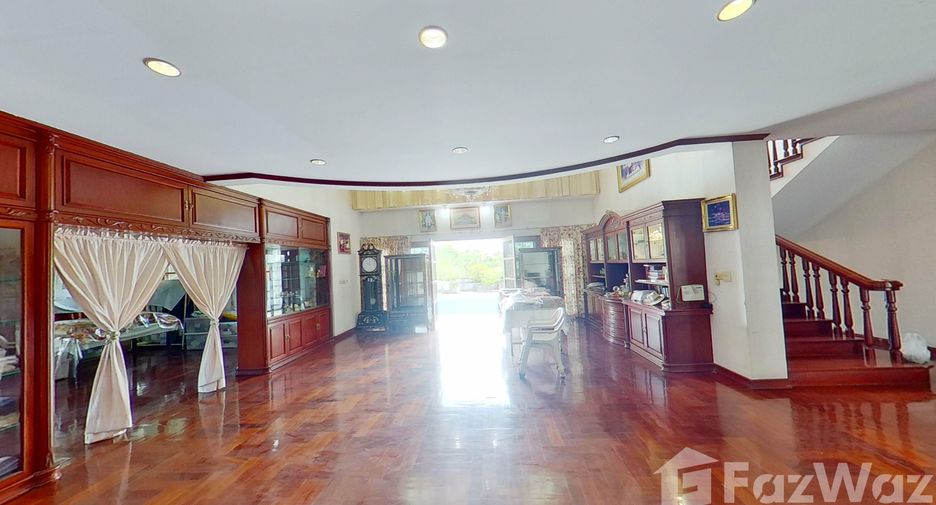 Haus zum Kauf mit 8 Zimmer in Phra Khanong, Bangkok