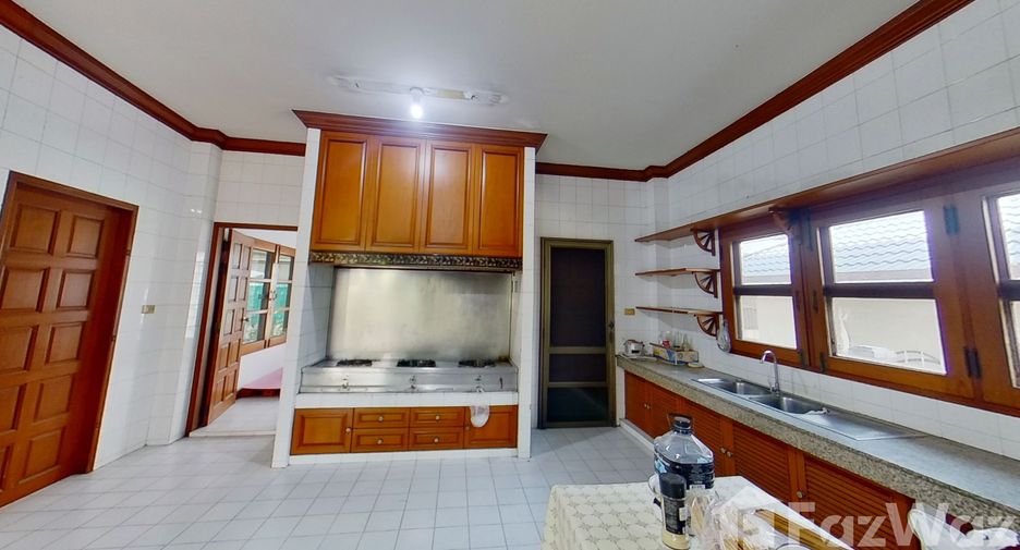 Haus zum Kauf mit 8 Zimmer in Phra Khanong, Bangkok