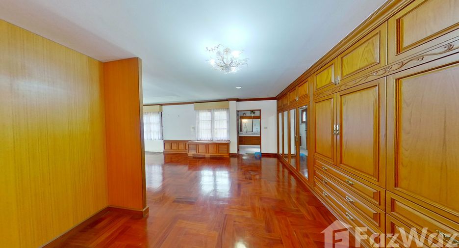 Haus zum Kauf mit 8 Zimmer in Phra Khanong, Bangkok