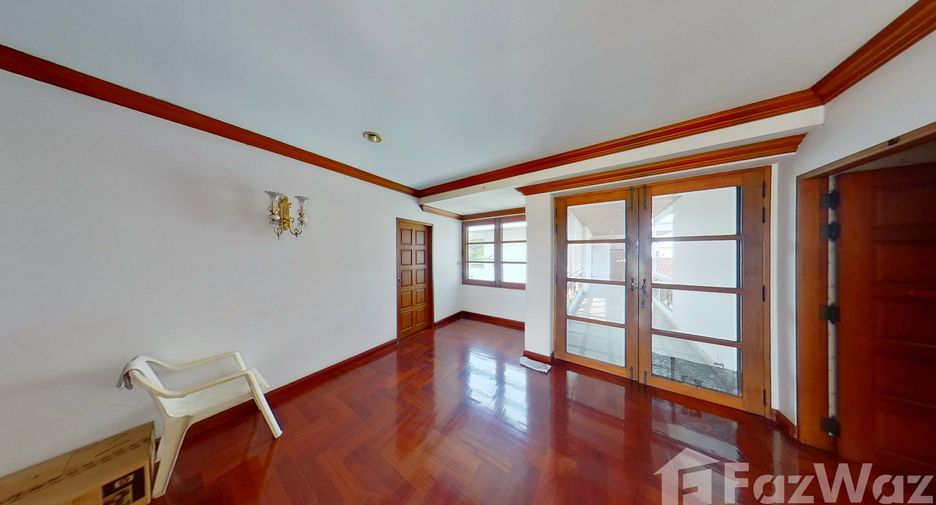 Haus zum Kauf mit 8 Zimmer in Phra Khanong, Bangkok