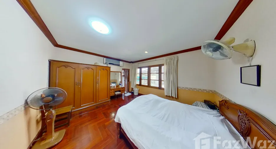 Haus zum Kauf mit 8 Zimmer in Phra Khanong, Bangkok