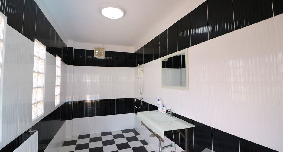 For sale 4 bedrooms house in Mueang Udon Thani, Udon Thani