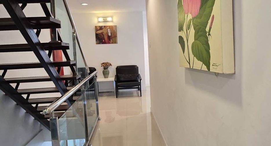Casa en alquiler de 6 habitaciones en Lam Luk Ka, Pathum Thani