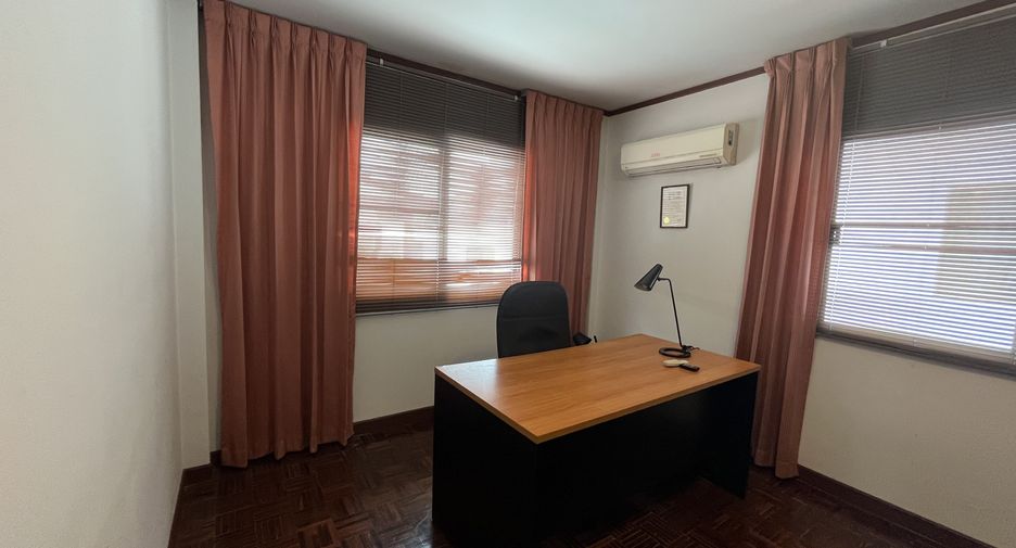 For sale and for rent 4 bedrooms townhouse in Bang Lamung, Chonburi