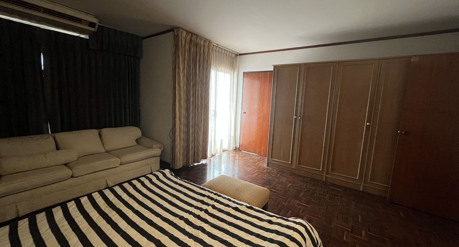 For sale and for rent 4 bedrooms townhouse in Bang Lamung, Chonburi
