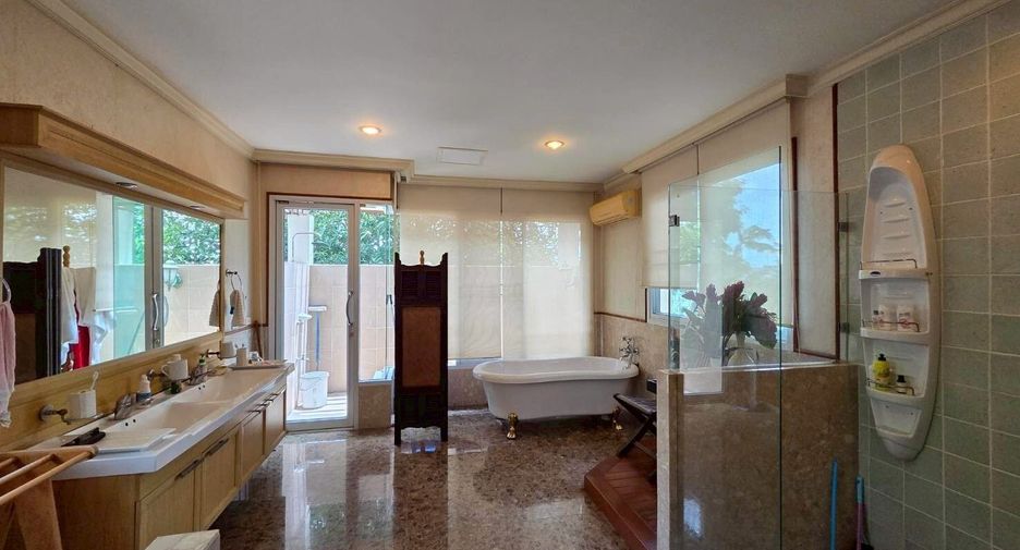 For sale 4 bedrooms house in Taling Chan, Bangkok
