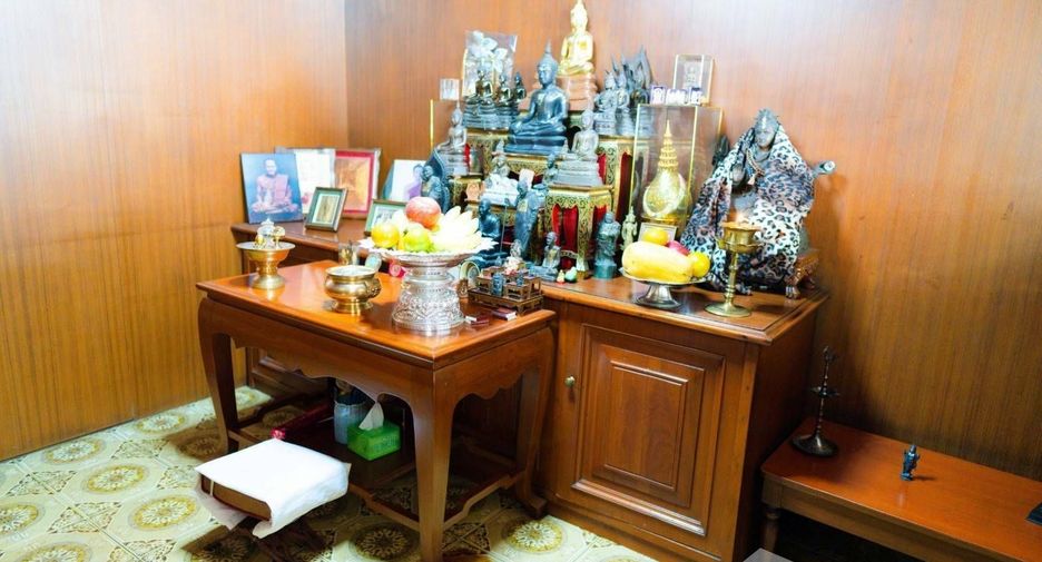For sale 5 bedrooms townhouse in Khlong Toei, Bangkok