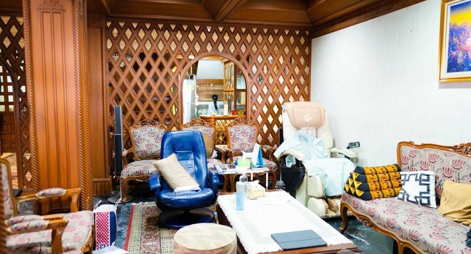 For sale 5 bedrooms townhouse in Khlong Toei, Bangkok