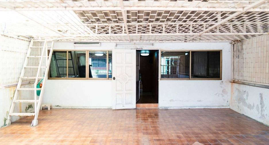 For sale 5 bedrooms townhouse in Khlong Toei, Bangkok