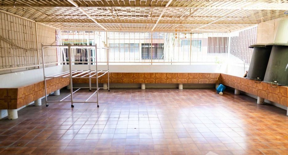 For sale 5 bedrooms townhouse in Khlong Toei, Bangkok