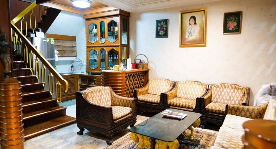 For sale 5 bedrooms townhouse in Khlong Toei, Bangkok