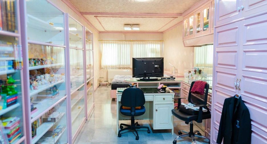 For sale 5 bedrooms townhouse in Khlong Toei, Bangkok