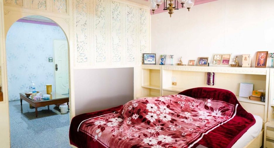 For sale 5 bedrooms townhouse in Khlong Toei, Bangkok