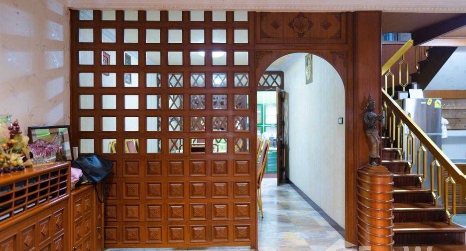 For sale 5 bedrooms townhouse in Khlong Toei, Bangkok