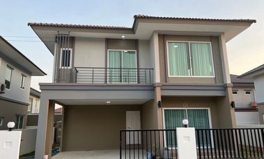 Casa en alquiler de 3 habitaciones en Bang Lamung, Chonburi