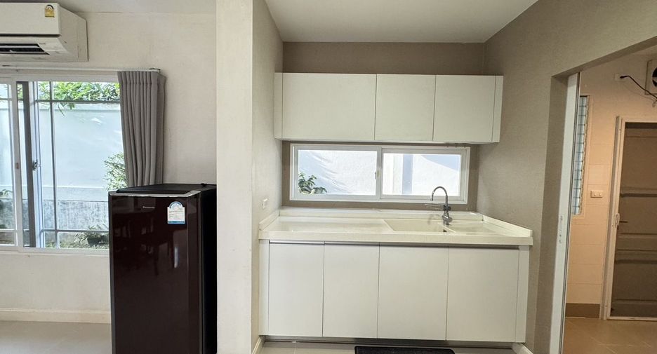 For rent 4 bedrooms house in Mueang Chiang Mai, Chiang Mai