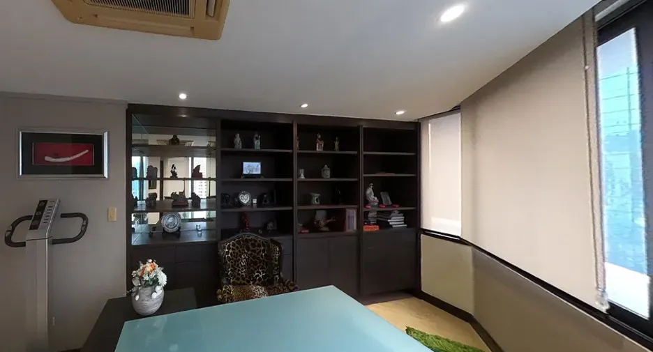 For sale 4 bedrooms condo in Khlong Toei, Bangkok
