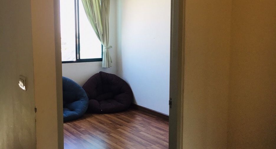 Casa adosada en venta de 4 habitaciones en Lat Phrao, Bangkok