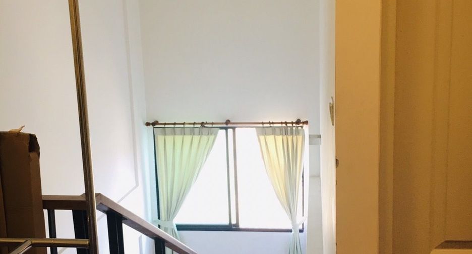 Casa adosada en venta de 4 habitaciones en Lat Phrao, Bangkok