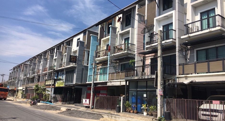 Casa adosada en venta de 4 habitaciones en Lat Phrao, Bangkok